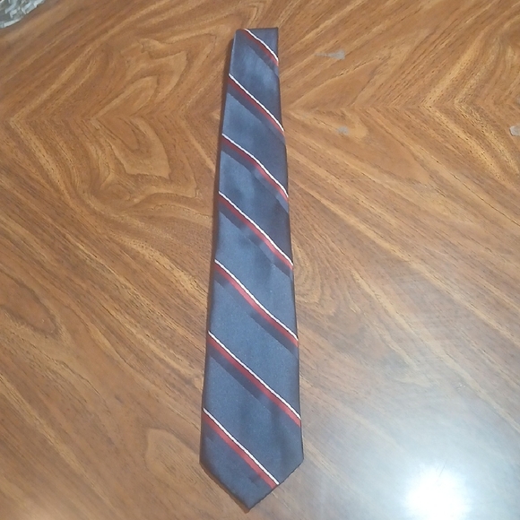 Andre Valetino Classic Blue and Red Striped Tie for Formal Occasions - Picture 1 of 4